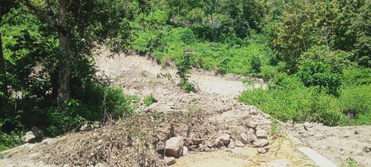 Bekas Longsor Timbun Jalan, Warga Butuh Alat Berat