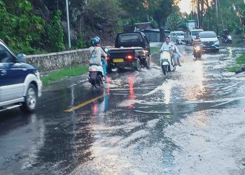 Badan Jalan Tergenang Air