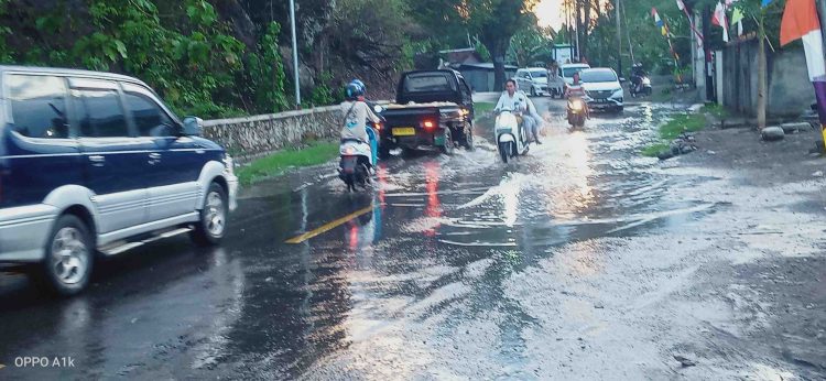 Badan Jalan Tergenang Air