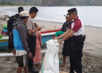 Polres Dompu Peduli Wisata, Bersihkan Pantai Wadu Jao