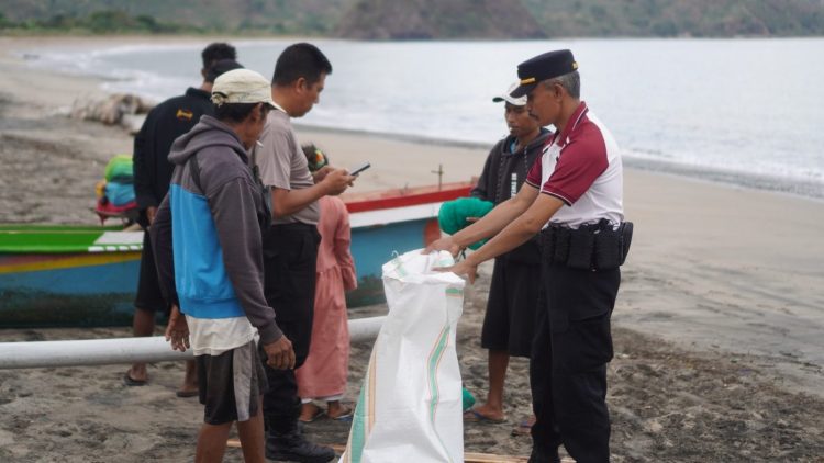 Polres Dompu Peduli Wisata, Bersihkan Pantai Wadu Jao