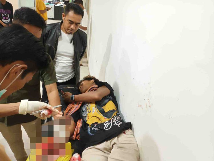 Seorang Pemuda Dibacok Saat Mengendarai Sepeda Motor