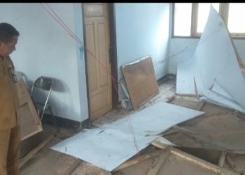 Plafon Ruang Perpustakaan SDN 11 Hu,u Ambruk