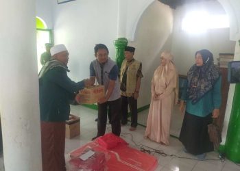 Prihatin Darul Ponpes Hamzan Wadi Terbakar, Istri Bupati Salurkan Sejumlah Bantuan
