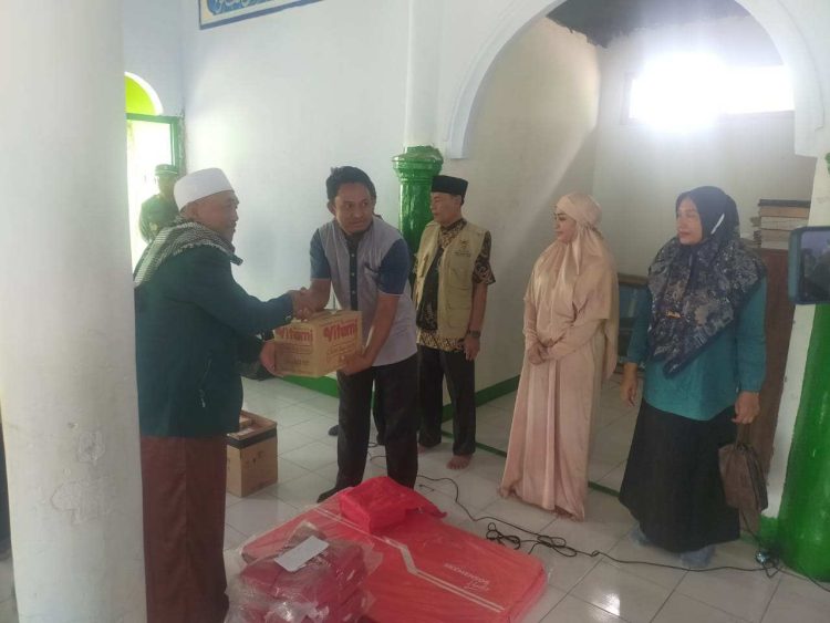 Prihatin Darul Ponpes Hamzan Wadi Terbakar, Istri Bupati Salurkan Sejumlah Bantuan