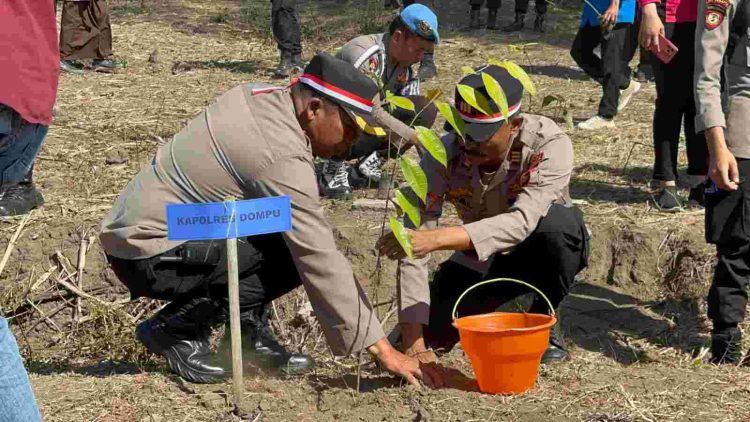 Memperingati HUT RI ke -78, Polres Dompu Gelar Penanaman Pohon di Desa Lanci