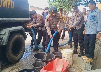 Dampak Musim Kemarau, Polres Dompu Salurkan Bantuan Air Bersih