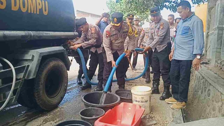 Dampak Musim Kemarau, Polres Dompu Salurkan Bantuan Air Bersih