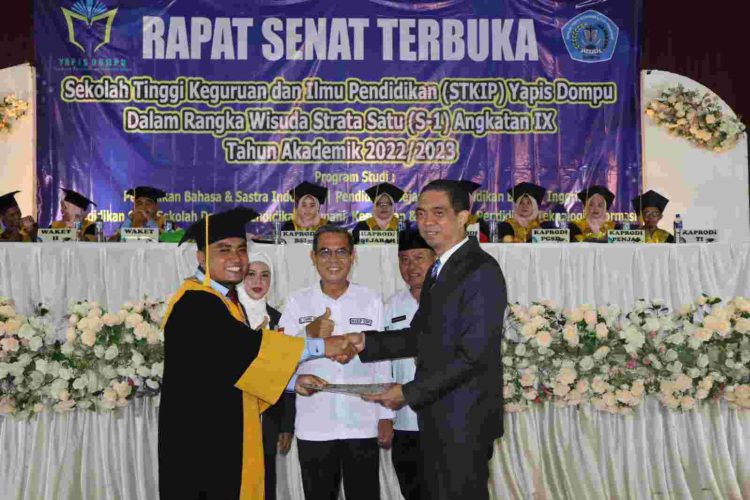 169 Orang Mahasiswa STKIP Yapis Dompu Diwisuda