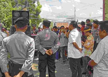 Puluhan Massa FPDI Menggelar Unjuk Rasa di Dompu