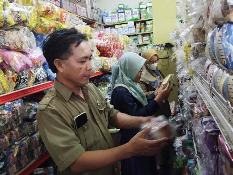 Disperindag Gandeng B-Pom Lakukan Pemeriksaan Makanan di Pasar Manggelewa