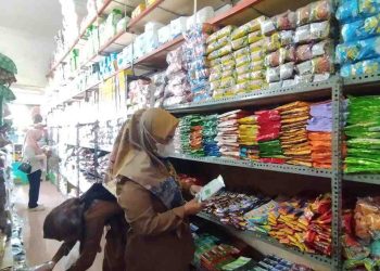 Dikes Dompu dan BPOM Inspeksi Obat di Pasar Manggelewa