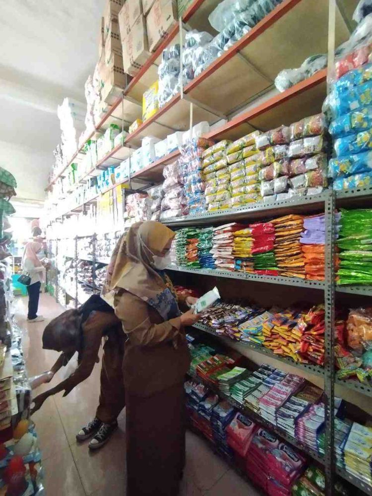 Dikes Dompu dan BPOM Inspeksi Obat di Pasar Manggelewa