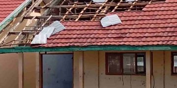 Puting Beliung Rontokkan Atap SMP 2 Kempo