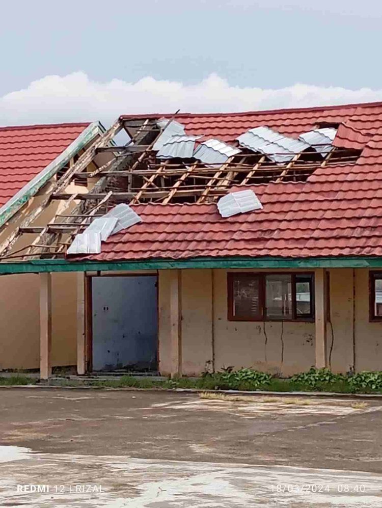 Puting Beliung Rontokkan Atap SMP 2 Kempo