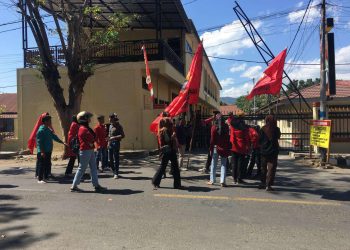 Massa LMND Demo Polres Dompu