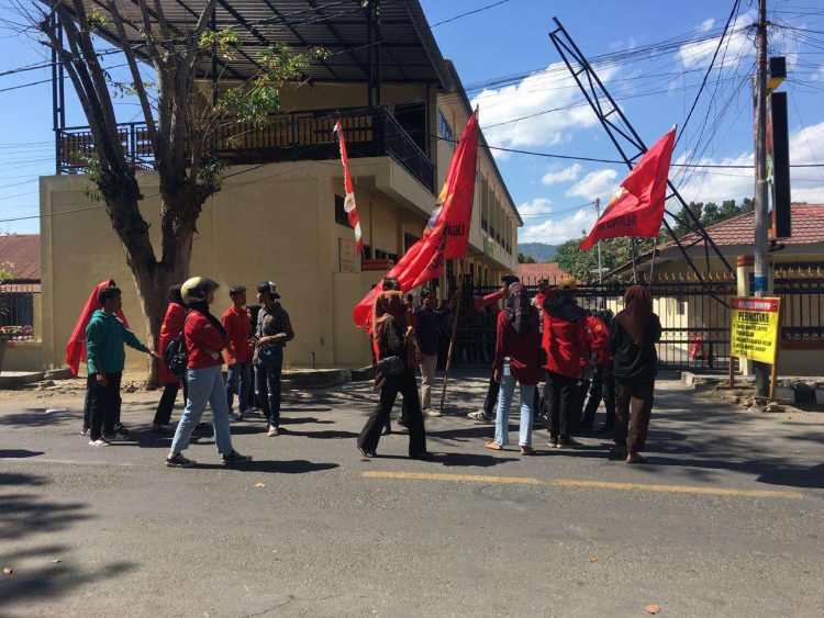 Massa LMND Demo Polres Dompu