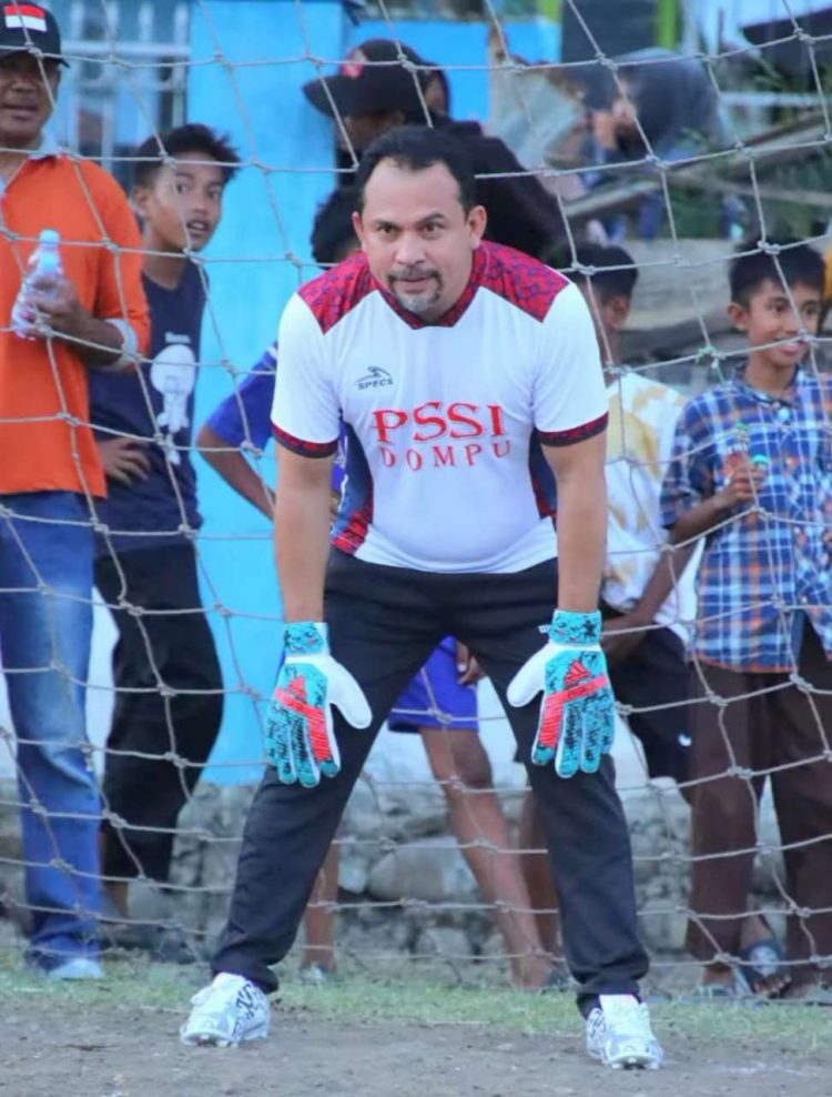 Bupati Dompu Buka Secara Resmi Kompetisi Sepak Bola Antar SMA/Sederajat yang Digelar Askab PSSI