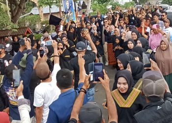 Blusukan di Kadindi Barat, AKJ-Syah Disambut Massa Penuh