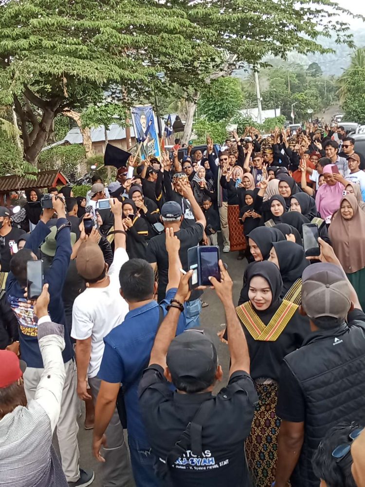 Blusukan di Kadindi Barat, AKJ-Syah Disambut Massa Penuh