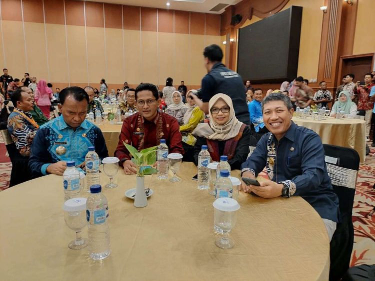 Dompu Dapat Penghargaan Kabupaten Informatif Dari KI Provinsi