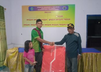 Kades Kareke Serahkan Bantuan dari Dinsos Untuk Korban Longsor