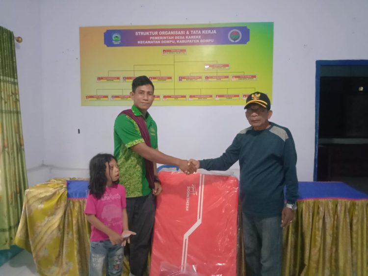 Kades Kareke Serahkan Bantuan dari Dinsos Untuk Korban Longsor