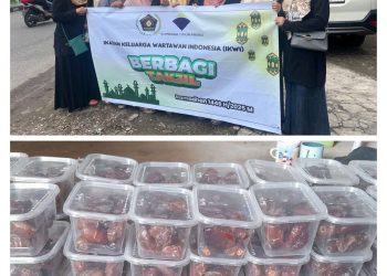 Raih Berkah Ramadhan, IKWI Dompu Bagikan Takjil Gratis