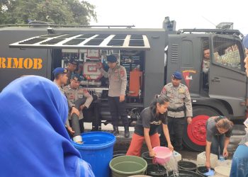 Brimob Salurkan Bantuan Air Bersih Ke Sejumlah Tempat di Dompu