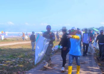 Bupati Kerahkan Sejumlah Aparatur Untuk Membersihkan Sampah Pasca Festival Lakey