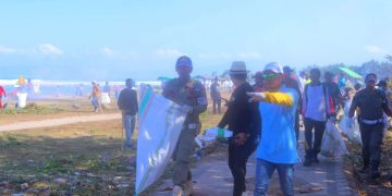 Bupati Kerahkan Sejumlah Aparatur Untuk Membersihkan Sampah Pasca Festival Lakey