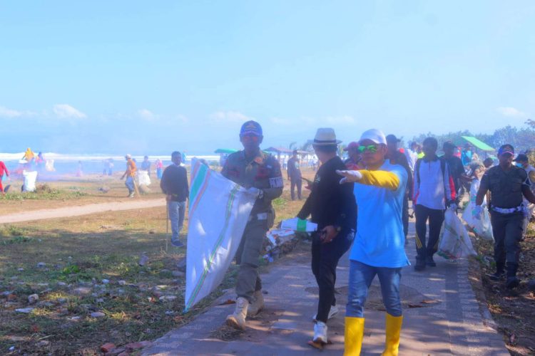 Bupati Kerahkan Sejumlah Aparatur Untuk Membersihkan Sampah Pasca Festival Lakey