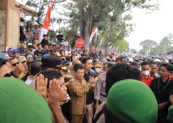 Aksi Unjuk Rasa di DPRD Dompu di Dompu Terkendali