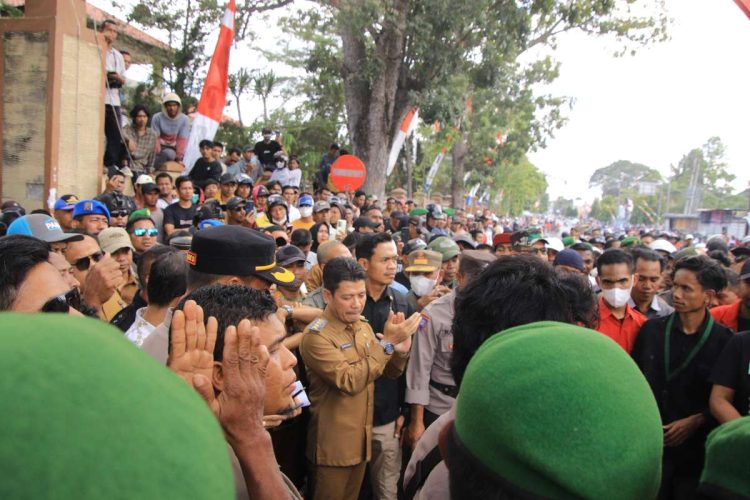 Aksi Unjuk Rasa di DPRD Dompu di Dompu Terkendali