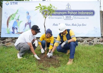 Hari Menanam Pohon Indonesia, PT STM bersama Warga Hu’u Tanam Ratusan Bibit Pohon