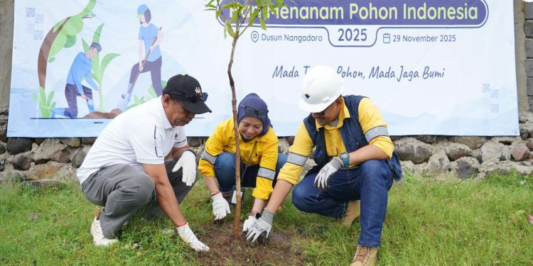 Hari Menanam Pohon Indonesia, PT STM bersama Warga Hu’u Tanam Ratusan Bibit Pohon
