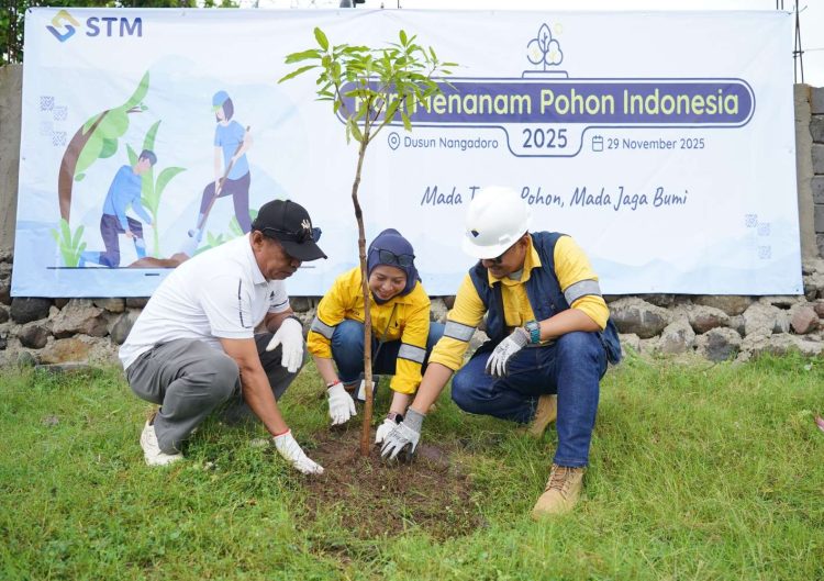 Hari Menanam Pohon Indonesia, PT STM bersama Warga Hu’u Tanam Ratusan Bibit Pohon