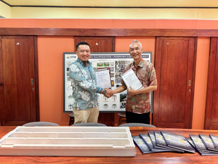Dukung Studi Geologi, STM Serahkan Sampel Inti Deposit Onto ke Universitas Muhammadiyah Mataram