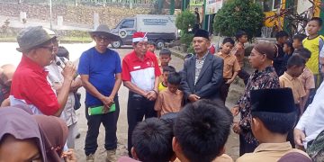 75 Pasang Alas Kaki untuk Santri, JMSI NTB dan INTI NTB Tebar Kepedulian di Kotaraja