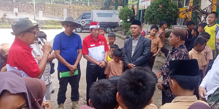 75 Pasang Alas Kaki untuk Santri, JMSI NTB dan INTI NTB Tebar Kepedulian di Kotaraja