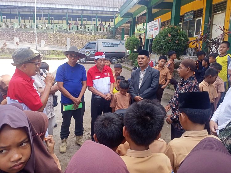 75 Pasang Alas Kaki untuk Santri, JMSI NTB dan INTI NTB Tebar Kepedulian di Kotaraja