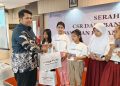 Wujud Sinergi dan Kepedulian Sosial, Bank Jatim Bersama Bank NTB Syariah & IZI Salurkan Bantuan Kacamata Gratis bagi Pelajar di Jawa Timur