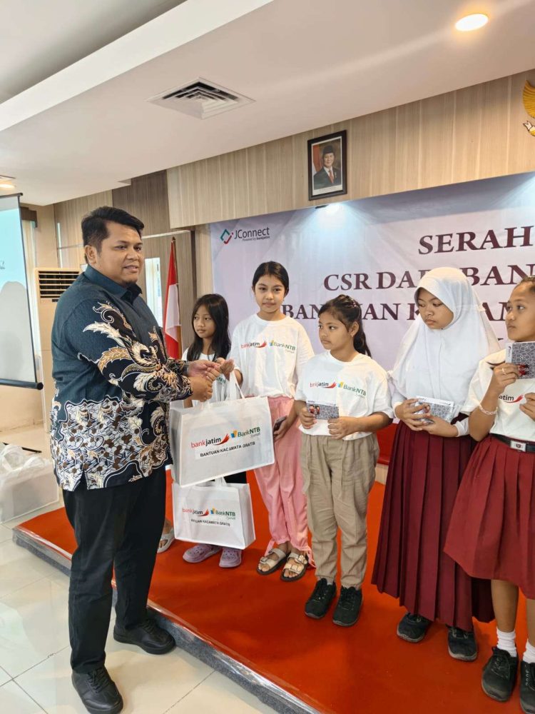 Wujud Sinergi dan Kepedulian Sosial, Bank Jatim Bersama Bank NTB Syariah & IZI Salurkan Bantuan Kacamata Gratis bagi Pelajar di Jawa Timur