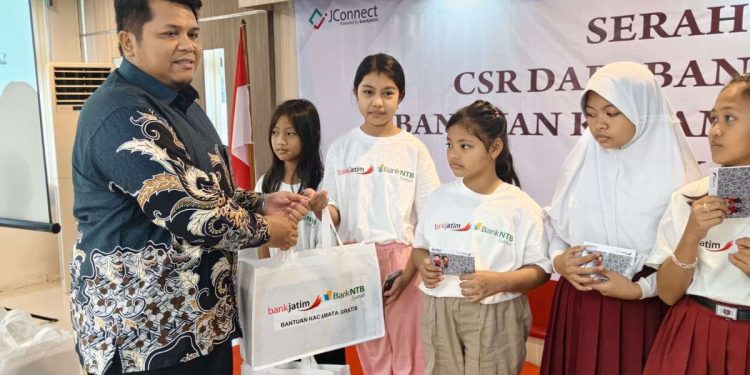 Wujud Sinergi dan Kepedulian Sosial, Bank Jatim Bersama Bank NTB Syariah & IZI Salurkan Bantuan Kacamata Gratis bagi Pelajar di Jawa Timur