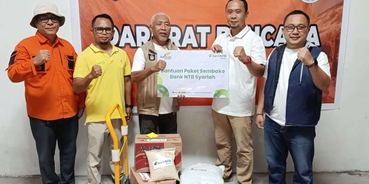 Tanggap Bencana Kebakaran Desa Adat Sade, Bank NTB Syariah Salurkan Bantuan Air Bersih dan Paket Sembako