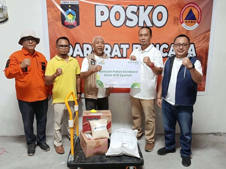 Tanggap Bencana Kebakaran Desa Adat Sade, Bank NTB Syariah Salurkan Bantuan Air Bersih dan Paket Sembako